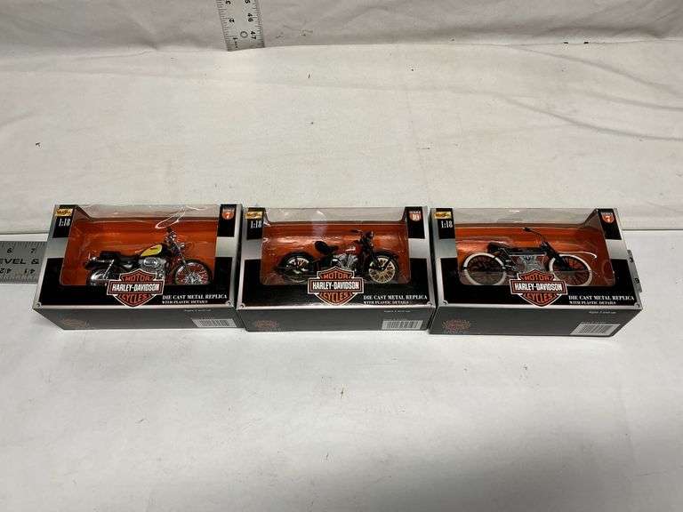 1/18 scale Harley Davidson motorcycles