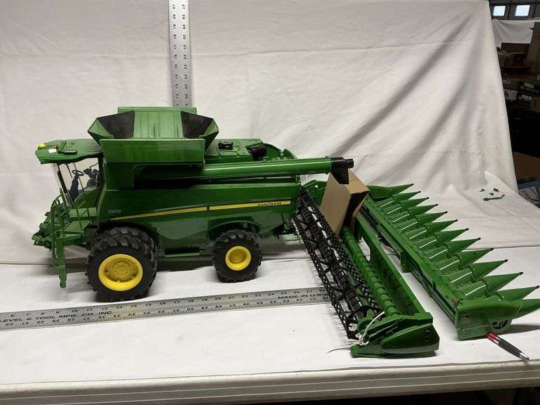 John Deere toy combine S670 with corn and soybean