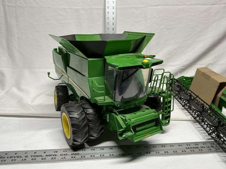John Deere toy combine S670 with corn and soybean