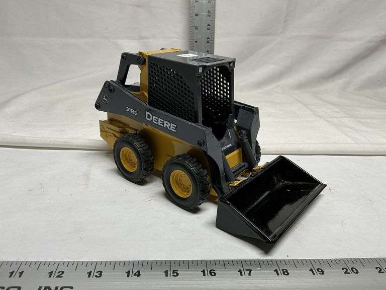 Deer 318E skid steer loader