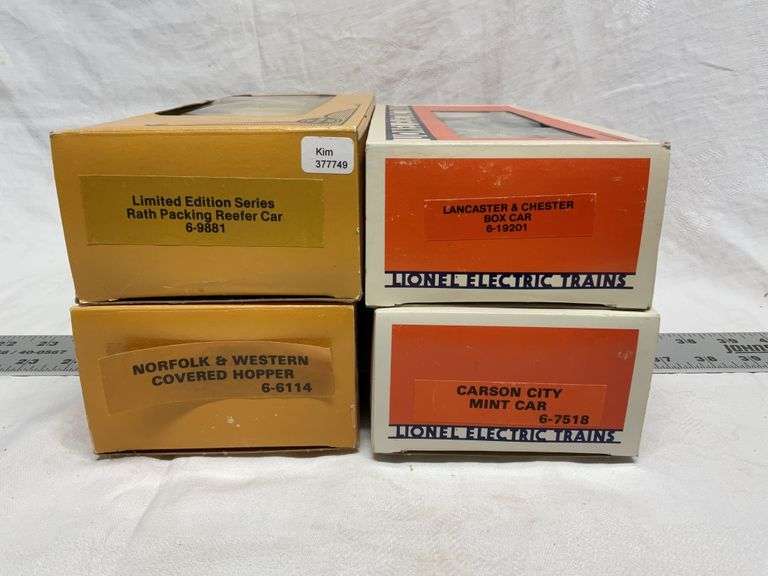 Lionel O gauge train cars