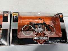 1/18 scale Harley Davidson motorcycles