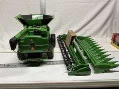 John Deere toy combine S670 with corn and soybean