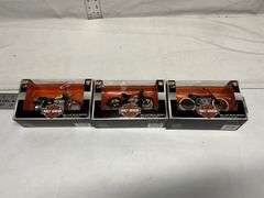 1/18 scale Harley Davidson motorcycles
