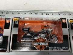 1/18 scale Harley Davidson motorcycles