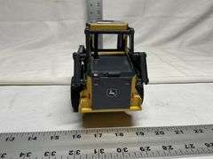 Deer 318E skid steer loader