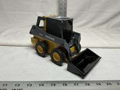 Deer 318E skid steer loader