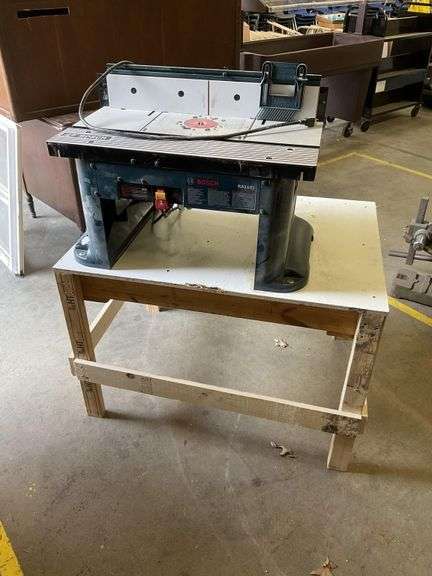 Bosch router table with Porter Cable router and