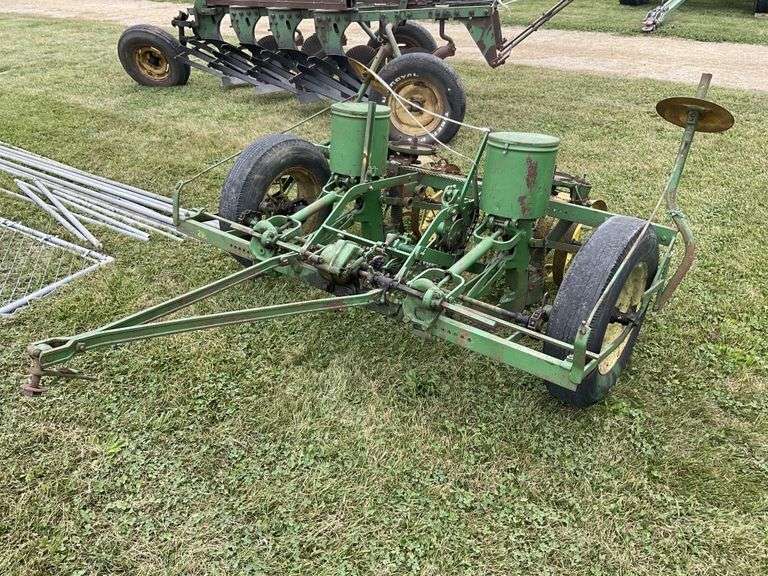 John Deere 290 planter - Legacy Auction Company