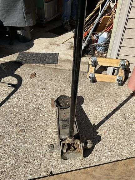 Sears 1 1/2 ton hydraulic floor jack, works