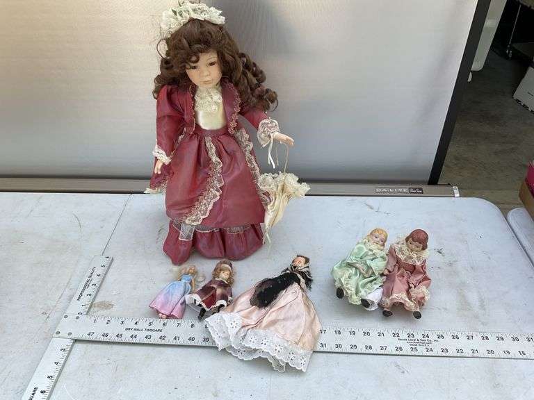 Assorted dolls