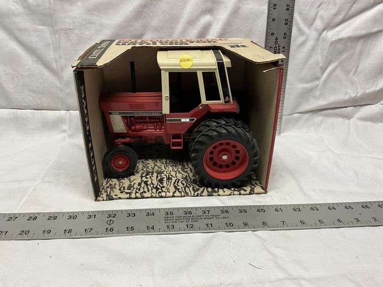 H 1586 tractor with cab