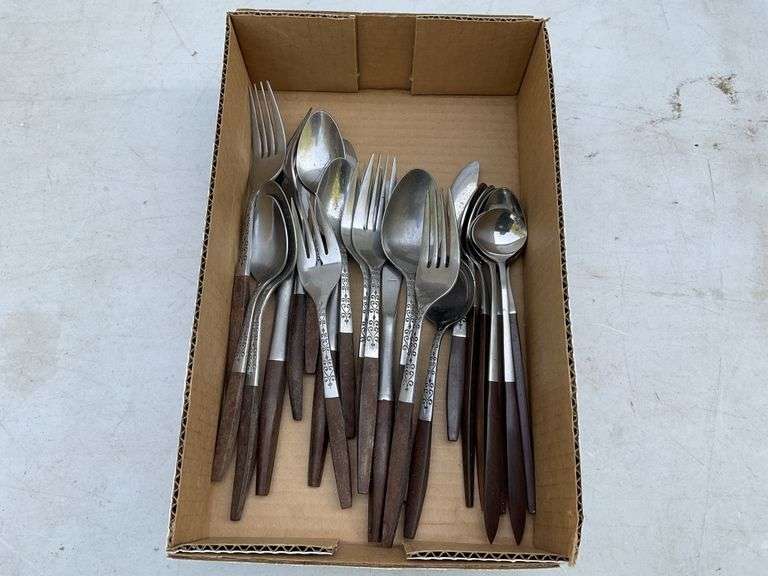 Wood handle flatware
