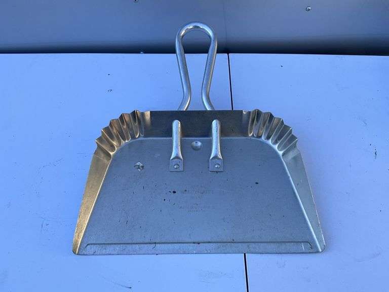 Heavy duty dust pan