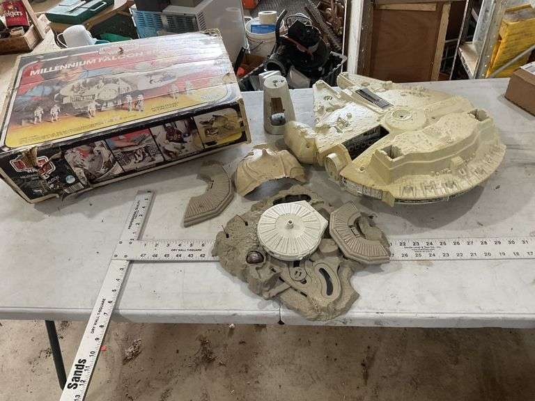 Star Wars millennium falcon spaceship
