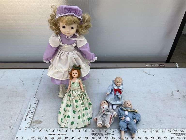 Assorted dolls