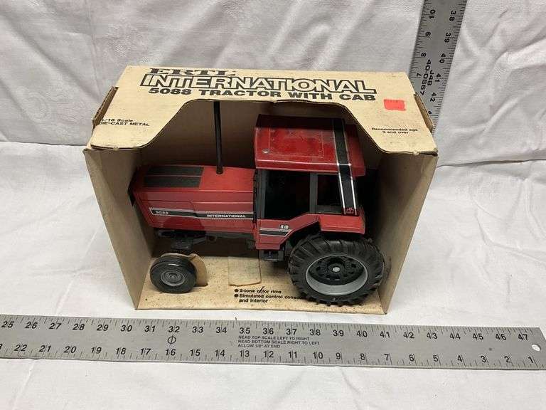 Ertl IH 5088 tractor
