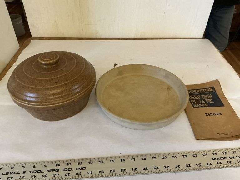 Deep dish pizza pie pan and stoneware covered pot