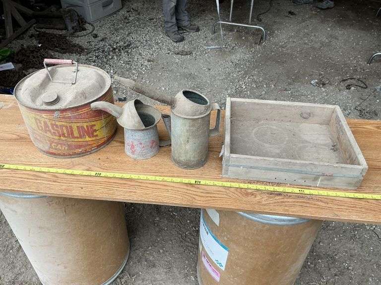 Oil cans and gas can