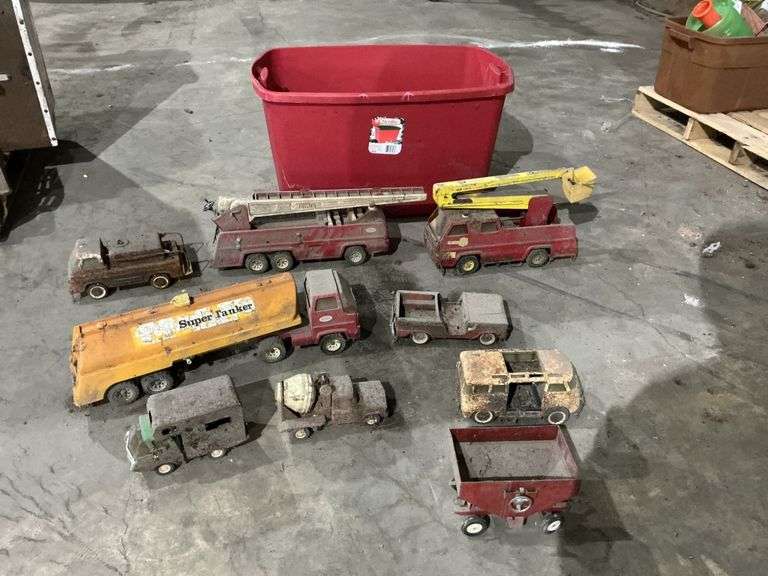 Sandbox toys and tote