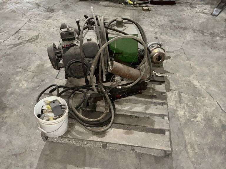 Hydraulic pump with Tecumseh engine
