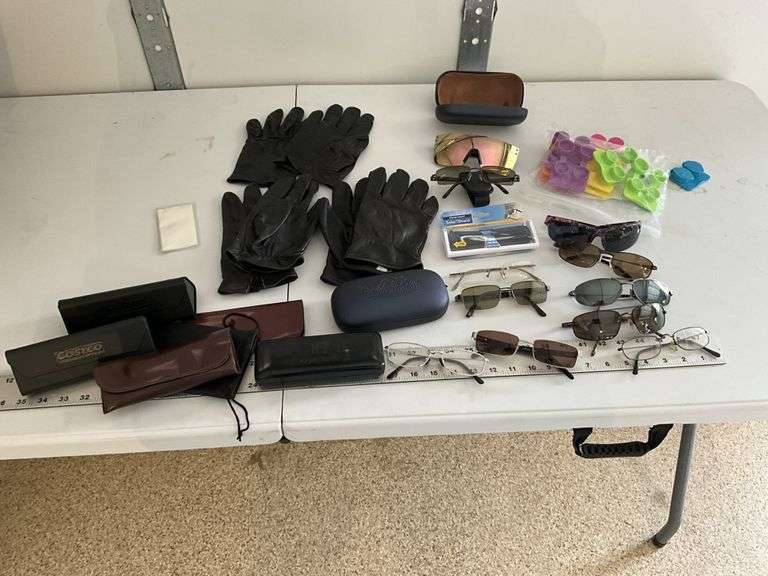 Contact cases, gloves, glasses/sunglasses