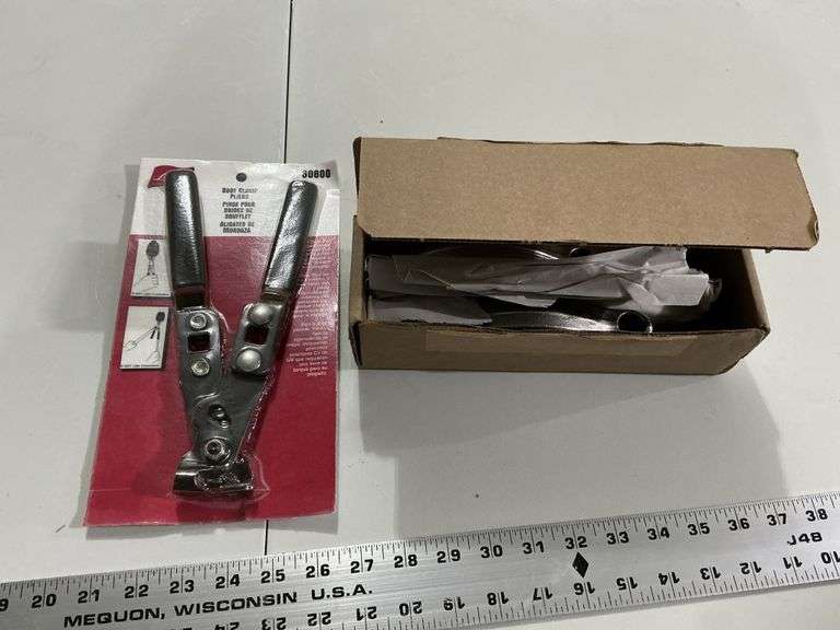 Boot clamp pliers and pulling attachment