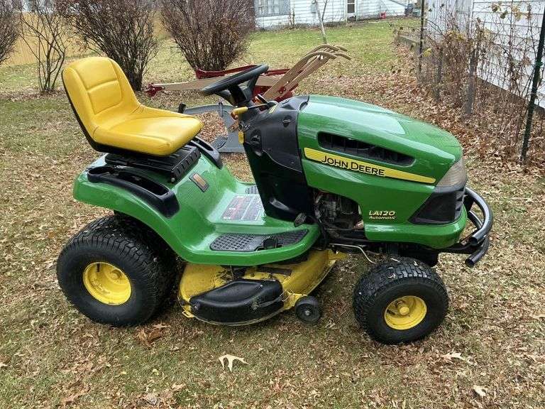 John Deere LA120 automatic lawn tractor
