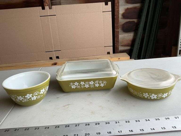 Vintage Pyrex crazy Daisy casseroles and bowl