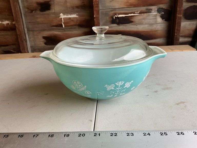 Vintage Pyrex 443 needlepoint bowl