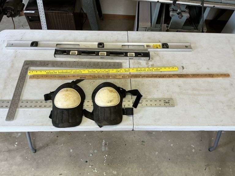 Levels/measuring sticks/kneepads