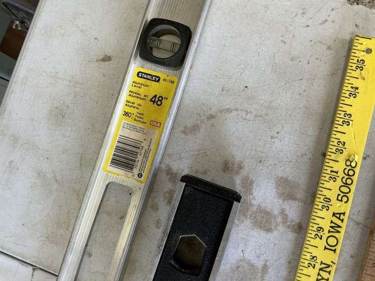 Levels/measuring sticks/kneepads
