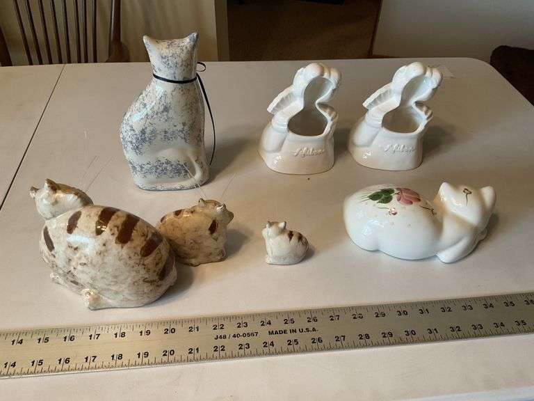 Porcelain cat figurines, etc.