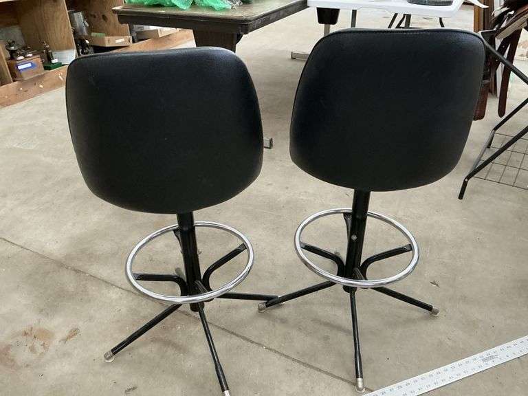 2 bar stools