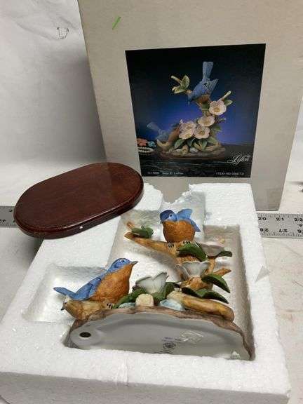 Bird figurines. One Lefton
