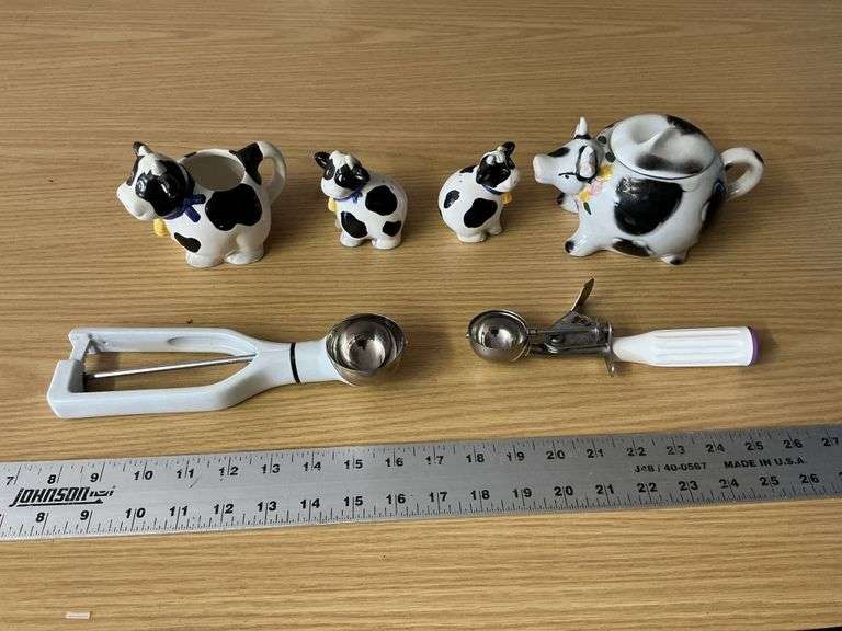 Cow cream and sugars/salt and peppers and ice