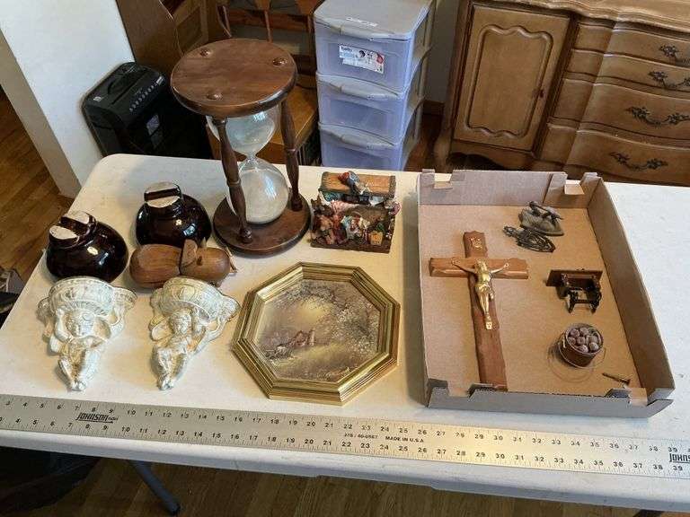 Hourglass/wall hangings and decor