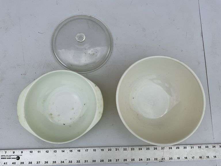 Vintage Pyrex bowl and covered dish