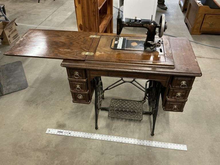 Minnesota sewing machine and sewing machine