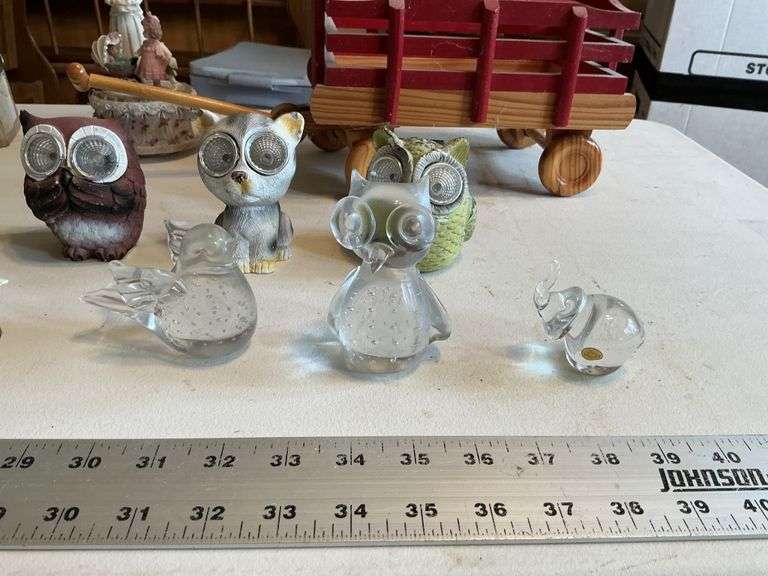 Figurines and solar owls, etc.