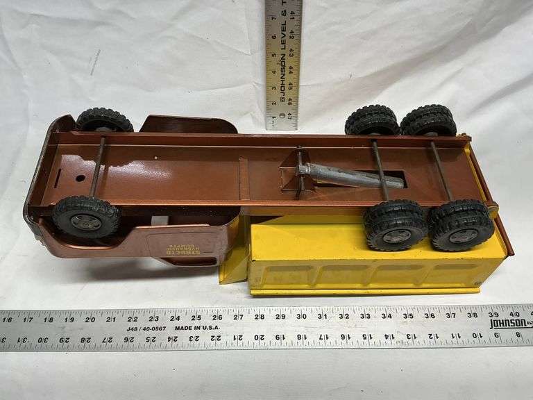 Structo hydraulic dumper