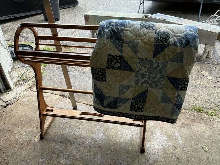 Quilt rack and comforter