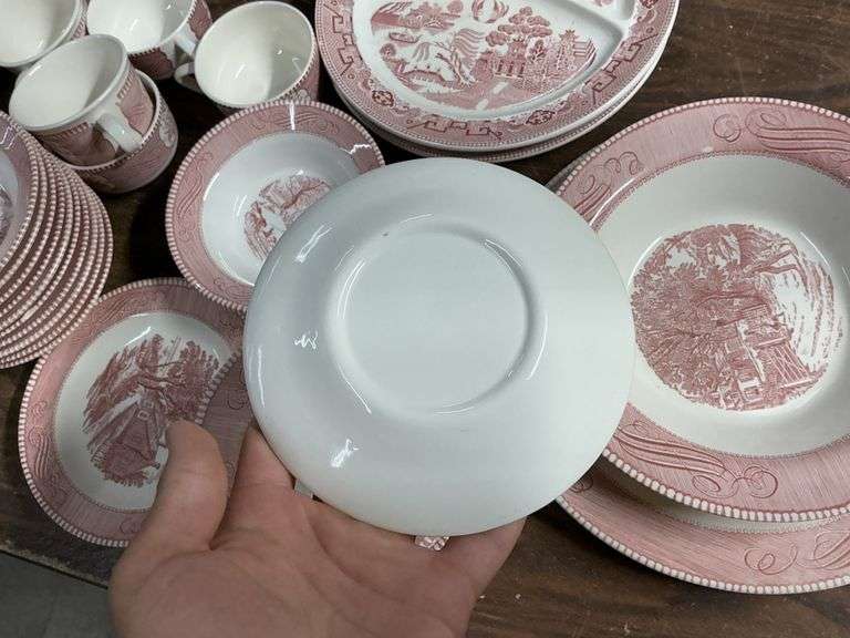Unmarked set of dishes with tote