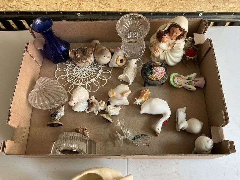 Figurines/salt and peppers, etc.