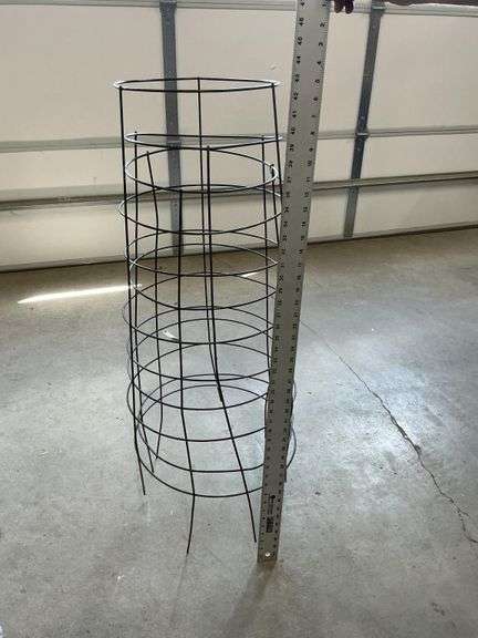 2 Tomato cages