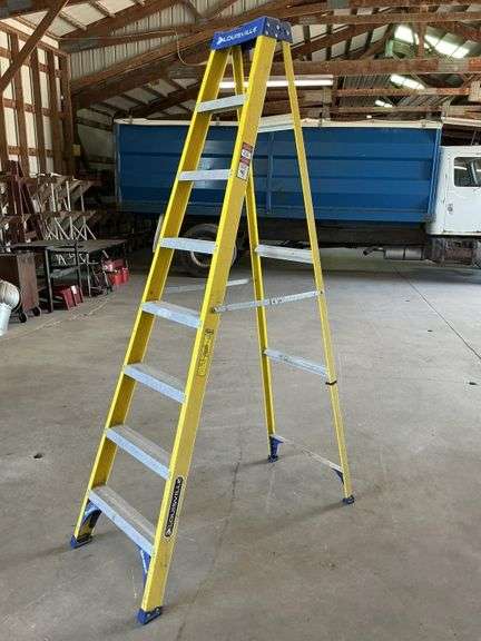 8' Louisville fiberglass step ladder