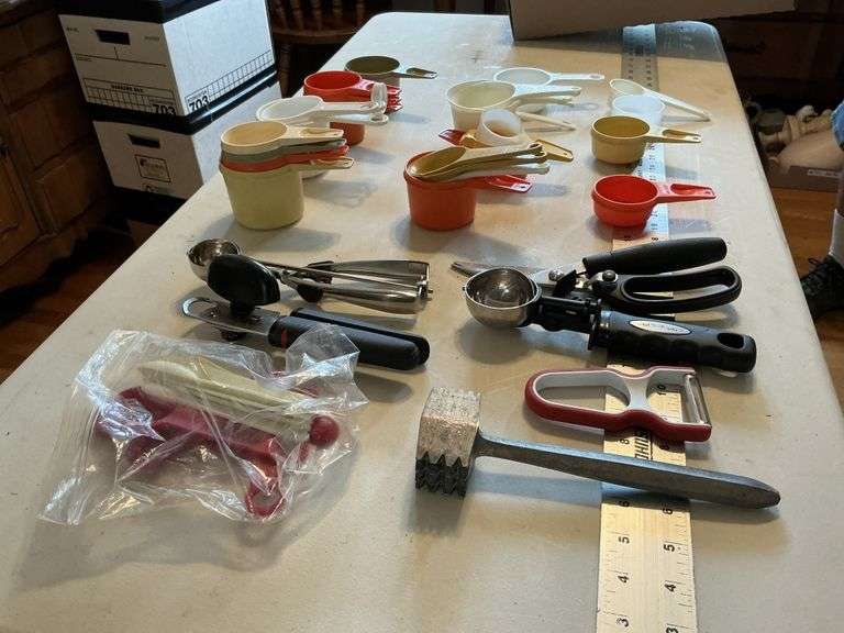 Measuring cups and utensils