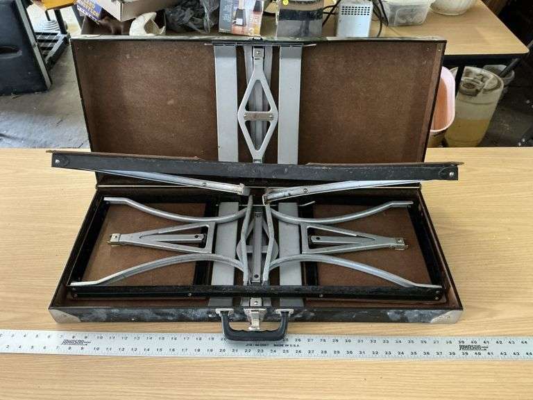 Folding picnic table