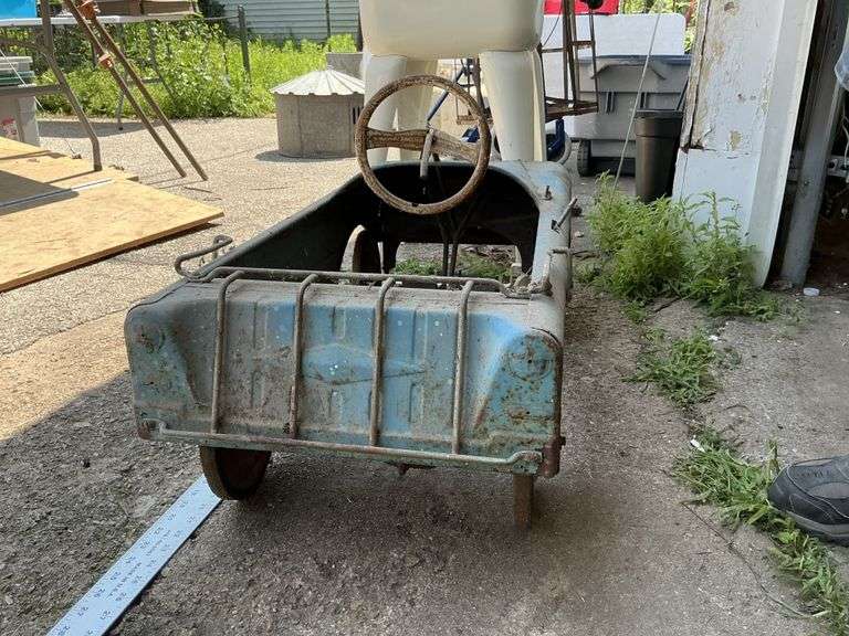 Suburbanite pedal car