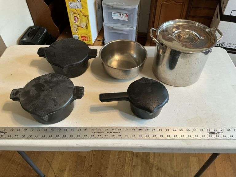 Pampered Chef strainers/stainless steel pot and